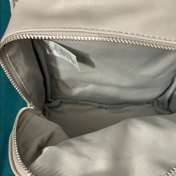 Small Gray Crossbody with adjustable straps - Picture 3 of 4